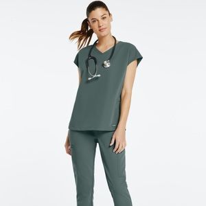 NWT Jaanuu Alpine Green 2-Pocket Cap Sleeve Top